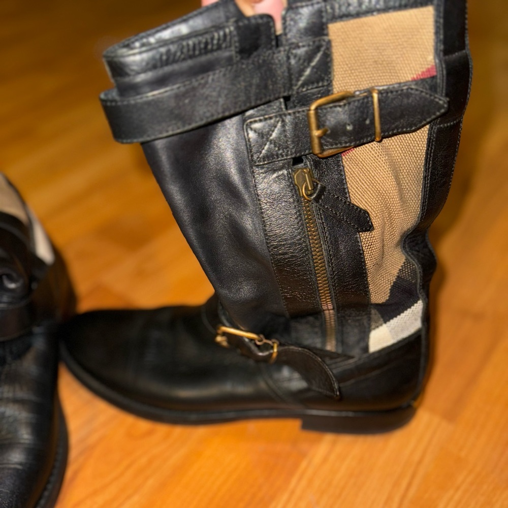 Burberry Brit  Worcester Flat Boots Black Leather/ Nova Check Size 39 US-8.5